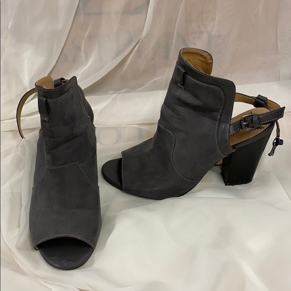 Peeled toe heels.